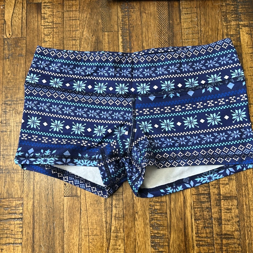 FLEO OG shorts single lined size M; sweater print ❄️-selling stash to pay bills